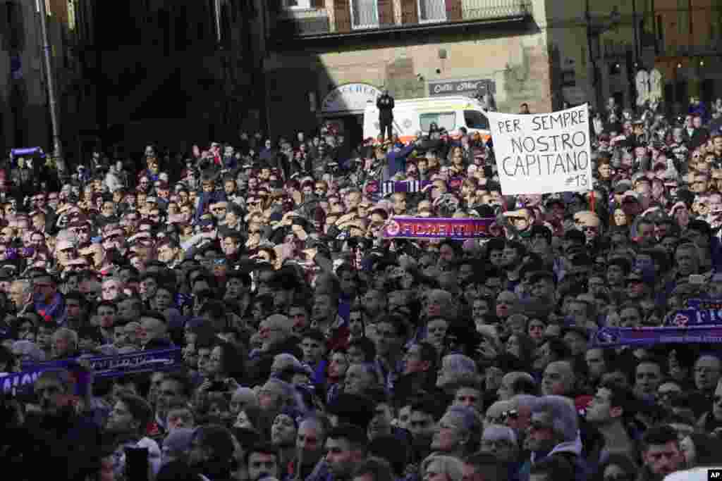 Magoya bayan Kungiyar Fiorentina a wurin addu'ar jana'izar Davide Astori a Florence, Italiya, Alhamis 8 Maris 2018. An tsinci gawar kyaftin din na Fiorentina a dakinsa na hotel din da suka sauka don wasa da Udinese, kuma ana jin cewa zuciyarsa ce ta daina bugawa. (AP Photo/Alessandra Tarantino)