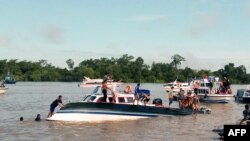 Tim penyelamat berada di lokasi tenggelamnya kapal ferry di Tanjung Selor, Kalimantan Utara, 1 Januari 2018.