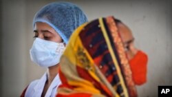 Una trabajadora de salud se prepara para administrar la vacuna contra el COVID-19 en Nueva Delhi, India, el 2 de julio de 2021.