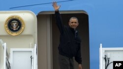  President Barack Obama waves as he boards Air Force One, Saturday, May 21, 2016, at Andrews Air Force Base, Md. on his way to Vietnam. (AP Photo/Evan Vucci) 