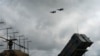 Истребители F-16 ВВС Украины пролетают над системой противовоздушной и противоракетной обороны Patriot в неуказанном месте в Украине, 4 августа 2024 года
