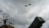 Истребители F-16 ВВС Украины пролетают над системой противовоздушной и противоракетной обороны Patriot в неуказанном месте в Украине, 4 августа 2024 года