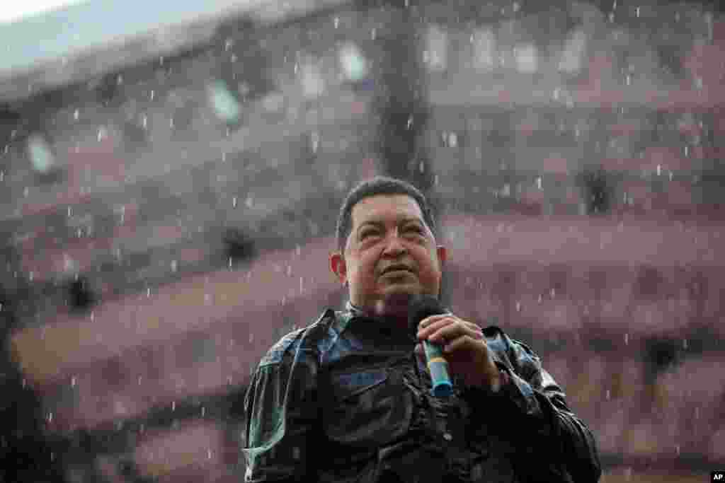 Hugo Chávez cerró su campaña presidencial que ganó abrumadoramente en Caracas, el 4 de octubre de 2012.