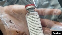 Se muestra una ampolla del medicamento contra el ébola Remdesivir durante una conferencia de prensa en el Hospital Universitario Eppendorf (UKE) en Hamburgo, Alemania, mientras continúa la propagación de la enfermedad por coronavirus.