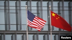美中國旗在一家美國公司駐北京的辦公樓外飄揚。（2021年1月21日）
