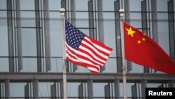 美中国旗在一家美国公司驻北京的办公楼外飘扬。（2021年1月21日）