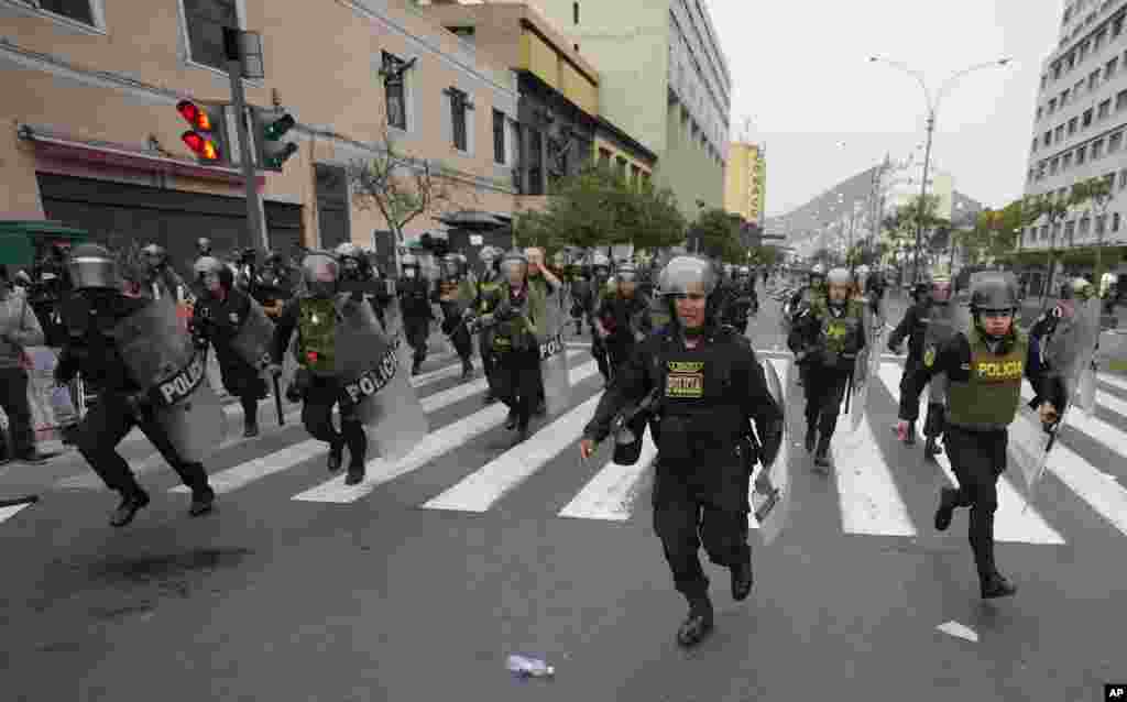 La policía corre hacia los manifestantes durante una protesta en apoyo al derrocado presidente Pedro Castillo, en Lima, Perú, el jueves 8 de diciembre de 2022. (Foto AP/Fernando Vergara) Lea también: La nueva presidenta de Perú busca gabinete 