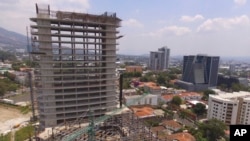 Un sitio de construcción está detenido debido a la cuarentena por el coronavirus en San Salvador, El Salvador, el 20 de abril de 2020.