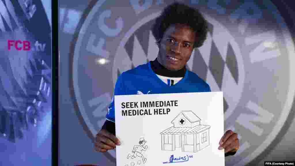 La Fifa lance la campagne "11 contre Ebola", mettant en vedette du Real Madrid Cristiano Ronaldo, Neymar Jr de Barcelone, Didier Drogba de Chelsea et du Bayern Munich Philipp Lahm, entre autres, avec la promotion de 11 messages simples de santé contre l’épidemie en Afrique de l’Ouest.
