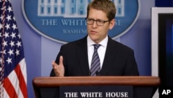 White House Press Secretary Jay Carney gestures while speaking during his daily news briefing at the White House in Washington, August, 5, 2013. 