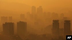 Arhiva - Pogled na Sarajevo prekriveno smogom, u Bosni i Hercegovini, 14. novembra 2022.