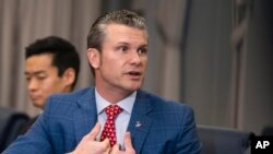 El secretario de Defensa, Pete Hegseth, responde a la pregunta de un periodista en el Pentágono, el 7 de febrero de 2025, cerca de Washington.
