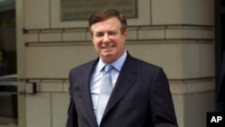  Foto de archivo, 23 de mayo de 2018, de Paul Manafort, ex jefe de la campaña presidencial de Donald Trump, saliendo de una corte federal en Washington. Manafort envió datos de encuestas durante la campaña de 2016 a un socio acusado de tener vínculos con 