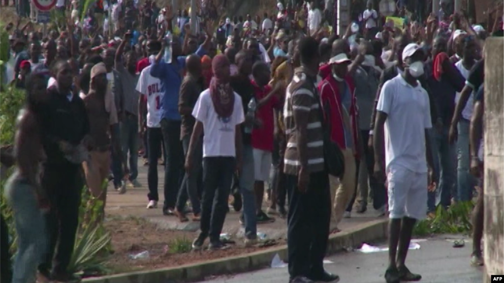 Des habitants de Libreville prennent d’assaut les rues pour protester contre l’annonce de la victoire du président Ali Bongo à la présidentielle du 29 août dernier au Gabon, à Libreville, 31 août 2016.