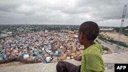 Somali uzoq yillardan beri ichki urushlar girdobida, qashshoqlik keng tarqalgan, ocharchilik va zo'ravonliklar har yili minglab insonni hayotdan olib ketadi