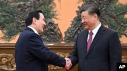资料照片: 2024年4月10日中国国家主席习近平(右)在北京与台湾前总统马英九会面时握手