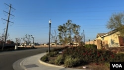 溫勝華所住社區的街道北側有大片荒地和在建房屋，看起來比較偏僻。
