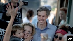 El aspirante a la candidatura presidencial demócrata Beto O’Rourke posa para la foto con simpatizantes durante un acto de campaña en Austin, Texas, el viernes 28 de junio de 2019. (Nick Wagner/Austin American-Statesman vía AP)