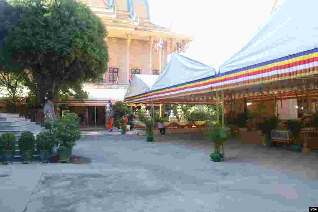 ព្រះសង្ឃនិងអ្នកស្នាក់អាស្រ័យនៅវត្តលង្កាព្រះកុសុមារាម (ហៅវត្តលង្កា) កំពុងរៀបចំនិងបោសសម្អាតបរិវេណវត្ត សាលាឆាន់ និងព្រះវិហារ ដើម្បីទទួលប្រជាពលរដ្ឋដែលកាន់ព្រះពុទ្ធសាសនាក្នុងឱកាសពិធីបុណ្យភ្ជុំបិណ្ឌ ចាប់ពីថ្ងៃស្អែក ទី២៨ ខែកញ្ញាតទៅ។ (ស៊ូ ពិសែន/VOA)