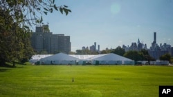 El Centro Humanitario de Ayuda y Respuesta de Emergencia de Randall, un complejo de grandes carpas que la ciudad de Nueva York empleará como refugio temporal para migrantes internacionales enviados en autobuses por estados fronterizos sureños.
