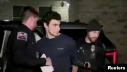 Luigi Mangione, de 26 años, sospechoso del asesinato en la ciudad de NY del ejecutivo de UnitedHealth, Brian Thompson, llega para su lectura de cargos en el condado de Blair en Hollidaysburg, Pensilvania, EEUU, el 9 de diciembre de 2024. Captura de pantalla de un video.