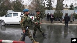 Tentara Afghanistan menginspeksi lokasi serangan di rumah sakit militer di Kabul, Afghanistan, 8 Maret 2017. (AP Photo/Rahmat Gul)