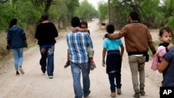 Un grupo de migrantes cerca del río Bravo, que separa a Estados Unidos de México, cerca de McAllen, Texas, el 14 de marzo de 2019.