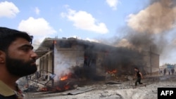 Civiles sirios reaccionan tras un ataque aéreo de las fuerzas del régimen sirio en Maar Shurin, en las afueras de Maaret al-Numan, en el noroeste de Siria, el 16 de julio de 2019.