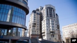 Edificio del banco ruso Evrofinance Mosbarbank en Moscú, la única institución bancaria internacional dispuesta a desafiar la campaña de EE.UU. para descarrilar el Petro, la criptomoneda venezolana. (Foto AP / Pavel Golovkin). Abril 24 de 2018.