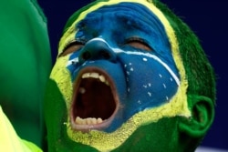 Un manifestante con la bandera brasileña pintada en el rostro grita consignas durante una marcha de respaldo a la posición del presidente Jair Bolsonaro respecto a las restricciones del coronavirus, el sábado 1 de mayo, en Brasilia.