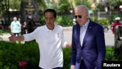 ARCHIVO - El presidente indonesio Joko Widodo, recibe a su homólogo de EEUU, Joe Biden, en Indonesia para la cumbre del G20 en Bali el 16 de noviembre de 2022.