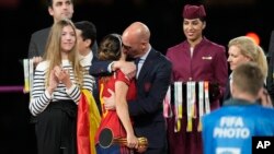 Predsednik španske fudbalske federacije Luis Rubiales grli fudbalerku Aitanu Bonmati posle pobede Španije nad Engleskom u finalnoj utakmici Svetskog kupa u Sidneju u Australiji, 20. avgusta 2023. (Foto: AP/Alessandra Tarantino)