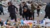 Palestinos caminan frente a mesas con productos improvisadas en una calle de Rafah, en el sur de la Franja de Gaza, en medio de los preparativos para el mes sagrado del Ramadán, el 10 de marzo de 2024.