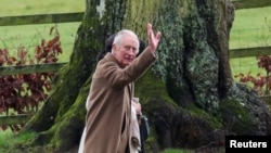 El Rey Carlos III captado el 11 de febrero a su arribo al servicio de la iglesia St. Mary Magdalene en Sandringham en el oeste de Reino Unido. 