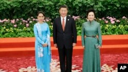 中国国家主席习近平和夫人彭丽媛欢迎缅甸国务资政昂山素季出席在北京的 “一带一路”国际合作高峰论坛宴会（2017年5月14日）