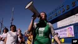Manifestation devant un tribunal pour la libération de femmes qui purgent de longues peines de prison pour avortement présumé, à San Salvador, le 13 décembre 2017. L'avortement est illégal dans toutes les situations au Salvador. (AP/Salvador Melendez)