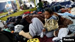 Un enfant voyageant avec des migrants d'Amérique centrale dans un camp près du poste de contrôle de San Ysidro,à Tijuana, Mexique, le 1er mai 2018
