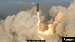 La nave espacial Starship de próxima generación de SpaceX sobre su poderoso cohete Super Heavy despega de la plataforma de lanzamiento Boca Chica de la compañía en un breve vuelo de prueba sin tripulación cerca de Brownsville, Texas, EEUU, el 20 de abril de 2023 en una imagen fija de un video.