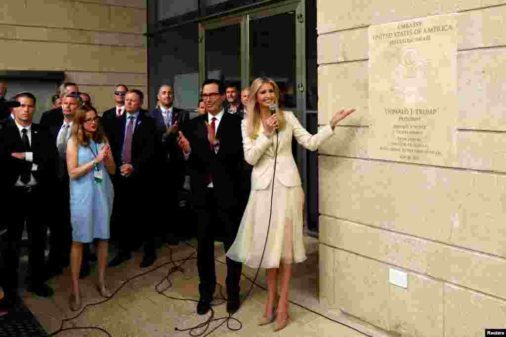 美国总统特朗普的女儿伊万卡与美国财长姆努钦出席美国驻耶路撒冷大使馆的开馆仪式(2018年5月14日)。特朗普通过视频发表祝贺讲话说,将美国大使馆移往耶路撒冷的过程“经历了漫长的时间......耶路撒冷是以色列的首都。”这位美国领导人还表示,美国“仍然致力于实现以色列与巴勒斯坦人之间的持久和平”。 