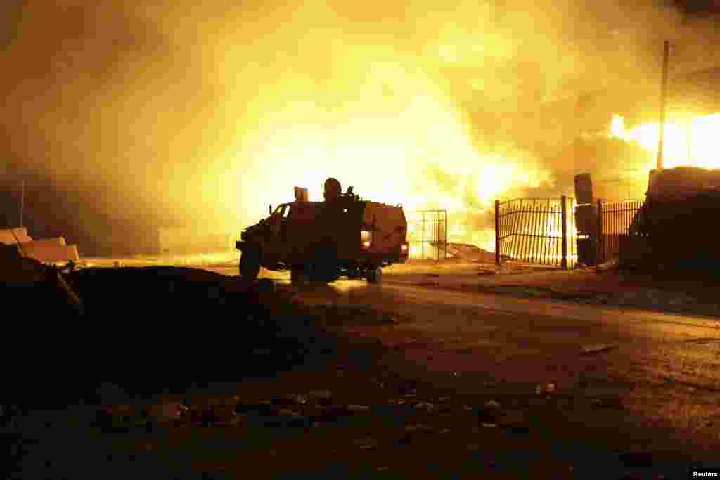 Raketa nishoniga aylangan binoda katta yong'in yuz berdi, Tripoli, 23-avgust, 2014-yil.