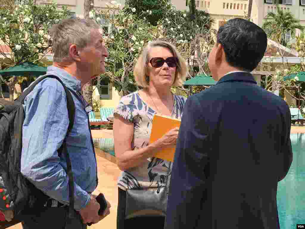 Veteran American journalist and author Elizabeth Becker (center) and British journalist John Swain, who was portrayed in the 1984 Oscar-winning film “The Killing Fields” speak to a journalist before the press conference about the world premiere of Netflix's film “First They Killed My Father” in Siem Reap province, Cambodia on February 18, 2017. The Khmer-language drama based on Luong Ung's account of surviving the Khmer Rouge regime as a child, premiered later that night at an outdoor screening inside Angkor Archeological Park near Siem Reap. (Neou Vannarin/VOA Khmer)