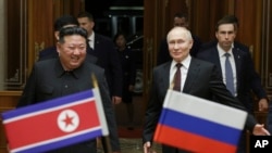 ARCHIVO - El presidente ruso, Vladimir Putin, a la derecha, y el líder de Corea del Norte, Kim Jong Un, sonríen durante su reunión en el Aeropuerto Internacional Pyongyang Sunan, en las afueras de Pyongyang, Corea del Norte, el 19 de junio de 2024. 