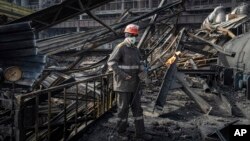 Un trabajador limpia los escombros de la central eléctrica DTEK que fue alcanzada por un misil ruso en Ucrania, el martes 2 de abril de 2024. Ucrania contraatacó este viernes y lanzó una de sus mayores ofensivas con drones contra territorio ruso.