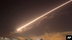 Israel menembakkan beberapa misil, Senin (15/2) pagi, yang menarget sejumlah daerah dekat ibu kota Suriah, Damaskus. (Foto: AP)