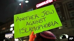 Demonstrasi yang mengkritisi anti-Muslim di dekat kampus Universitas Harvard, Cambridge, Massachusetts, pada 7 Maret 2017. (Foto: AP)