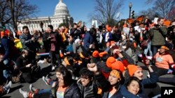 Beneficiarios de DACA protestan frente al Capitolio en Washington, D.C., el 5 de marzo, de 2018, el plazo que tenía el Congreso para resolver su estatus legal.