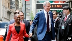 Le maire de New York, Bill de Blasio, et son épouse, Chirlane McCray, arrivent à New York pour l'émission "Good Morning America"​​, le 16 mai 2019.