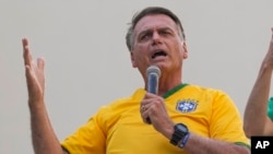 ARCHIVO - El expresidente Jair Bolsonaro se dirige a sus partidarios durante un mitin en Sao Paulo, Brasil, el 25 de febrero de 2024.