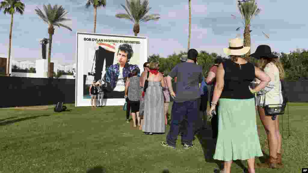 Les fans de Bob Dylan se prépare à être photographiés sur un panneau d'affichage de l'album de Bob Dylan, le 7 octobre 2016.