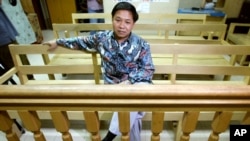Agus Dwikarna asal Indonesia di ruang sidang pengadilan di Passay City, Filipina, dalam kasus dugaan teror pada 2002. 